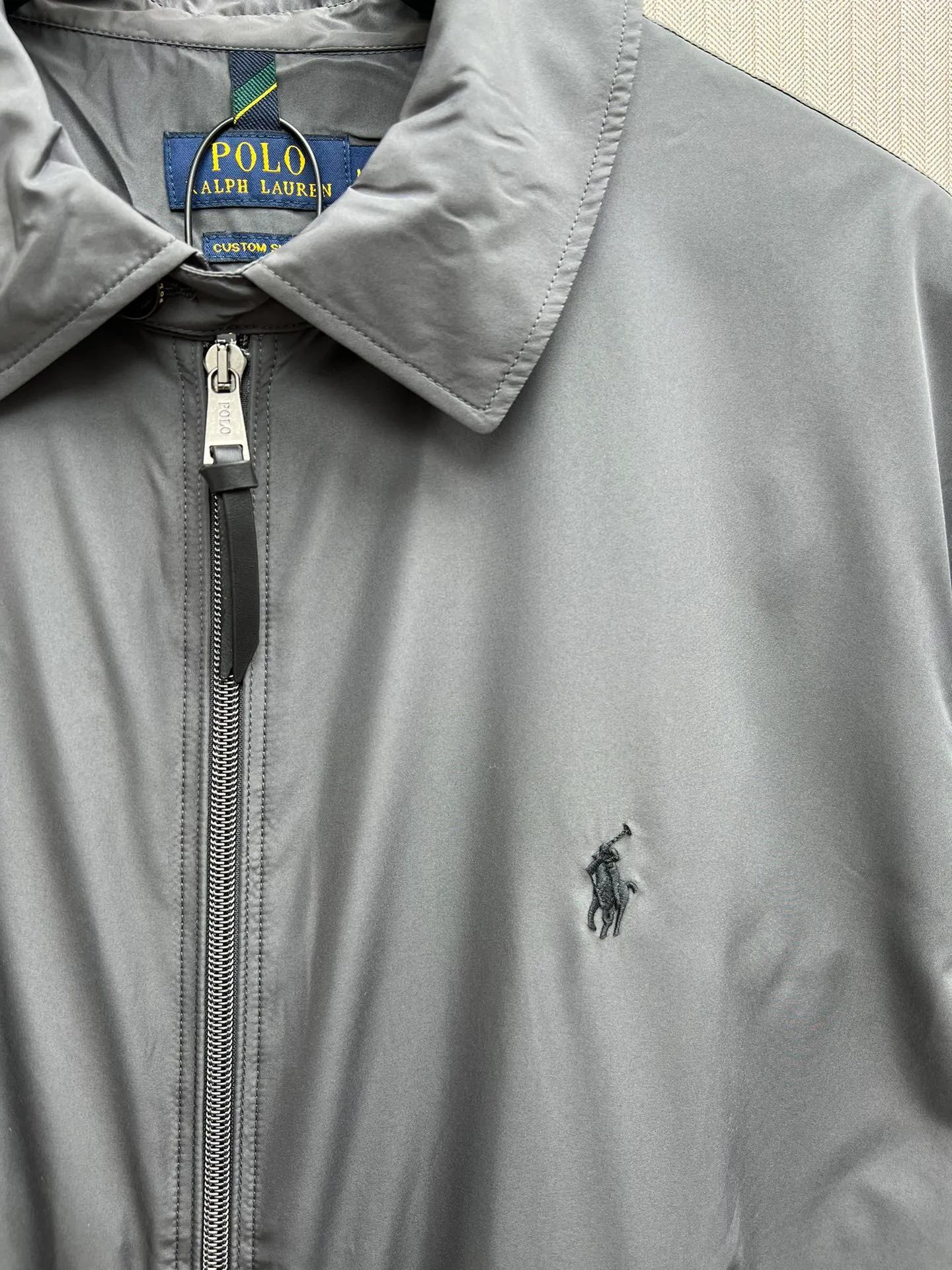 P710 POLO 25ss new packable jacket. This jacket can be stored in its own jacket and can be hung on the luggage handle after being stored. It is an ideal choice for travel. It is made of waterproof fabric and equipped with multiple pockets to store your regular supplies. Size: M.L.XL.XXL.